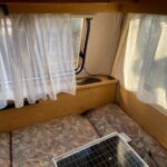 Karavan Knaus Südwind zničení amatérskou montáží solárního panelu, kolem kterého zatékalo